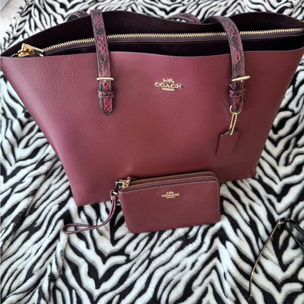 Coach Tote NWT and free gift matching wristlet